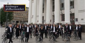 Kurierdienst per Fahrrad: Die Duisburger Philharmoniker bringen das neue play! zu ihren Abonnenten